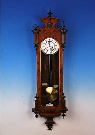 WANDUHR, GUSTAV BECKER, UM 1892, VERZIERTES U. FURNIERT. HOLZGEHäUSE, ORIGINALAUFSATZ, DREISEITIG VERGLAST, ZWEIGETEILT. EMAILZIFFER-BLATT MIT ...
