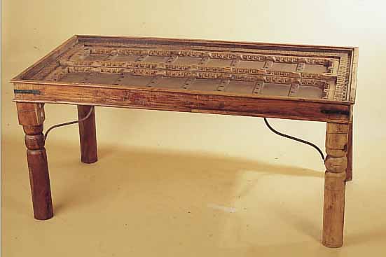 GROßER TISCH, INDIEN, EINLAGE 19. JH., FUß 20. JH., TEAKHOLZ MIT ORIGINAL EISENBE- SCHLäGEN, FASSUNG SPäTER, ALTERS- UND GE- ...