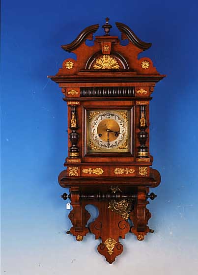WANDUHR, JUNGHANS, UM 1900, SOG. FREI- SCHWINGER, REICH VERZIERTES HOLZGEHäUSE, AUFWENDIG MIT MESSINGAPPLIKEN BESETZT, ORIGI- NALAUFSATZ, ...