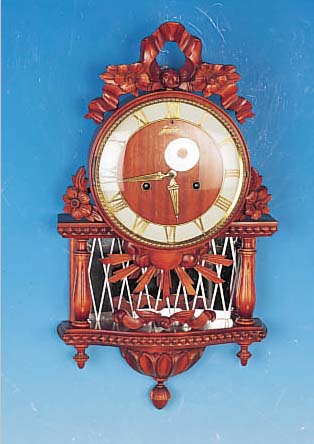 KARTELLUHR JUNGHANS , UM 1960, GESCHNITZTES HOLZGEHäUSE, SCHWUNGBEREICH DES PENDELS VER- SPIEGELT, GLASDECKEL, METALLZIFFERNREIF, ...