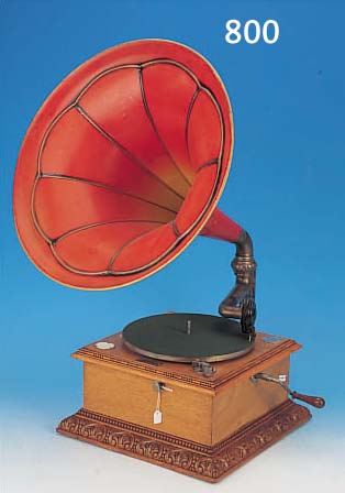GRAMMOPHON MIT TRICHTER, 20/30ER JAHRE, EICHENGEHäUSE, VERZIERT, MIT ROT GEFAßTEM TRICHTER, DEKORATIV, H. CA. 64 CM