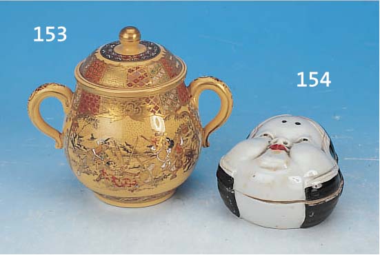 DECKELDOSE, JAPAN, ENDE 19. JH., PORZELLAN, BEMALT, 10.5 X 5 CM, IN FORM EINES GESICHTES, AN DEN ...