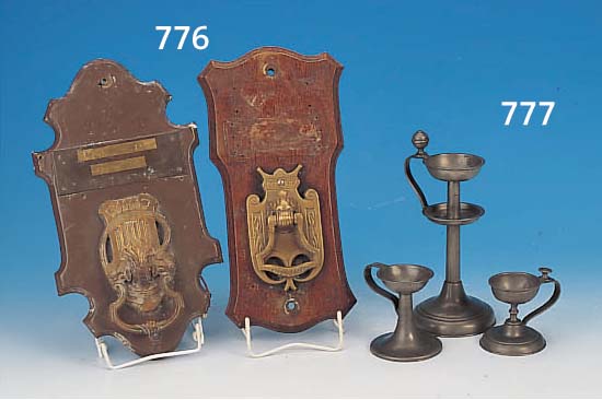 PAAR TüRKLOPFER, JUGENDSTIL, UM 1900, BRON- ZE, H. CA. 15 CM, AUF HOLZBRETTER MONTIERT, DIESE BESCHäDIGT