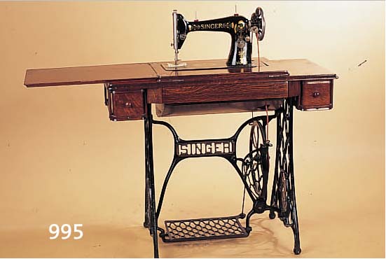 NäHMASCHINE, SINGER, UM 1900/10, EISEN UND EISENGEHäUSE, TISCHFORMAT: 75 X 90 X43 CM, AUFGEARBEITET, äGYPTISIEREND, MIT ZU- BEHöR ...