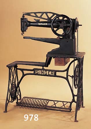LEDERNäHMASCHINE, SINGER, UM 1910/15, EISEN,114 X 84 X 40 CM, FUNKTION NICHT GEPRüFT