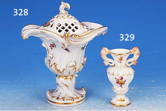 DECKELSCHALE, MEISSEN, UM 1890, PORZELLAN, GOLDSTAFFAGE, ROCAILLEN, BEMALT MIT FEINEN STREUBLüMCHEN UND INSEKTEN, DECKEL MIT DURCH- ...