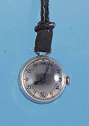BROSCHEN/KUGELUHR ART DECO, METALL VERCHR., LEDERBR. M. LEDERKORDEL, BLATT VERS., KL. SEK., GEBL. STAHLZEIGER, BRüCKENANKERW., 15 ST., ...