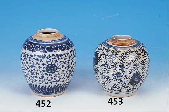 GEFäß, CHINA, MING-DYNASTIE, UM 1650, PORZELLAN, REICHE FLORALE BLAUMALEREI UNTER DER GLASUR, H. CA. 13 CM