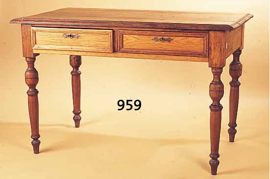 TISCH, DEUTSCH, UM 1890-1900, EICHE MASSIV UND FURNIERT, ZWEI SCHUBLADEN, DAHER ALS SCHREIBTISCH ZU VERWENDEN, GEDRECHSELTE BEINE, MIT ...