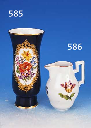 VASE, MEISSEN, UM 1958/59, PORZELLAN KOBALT-BLAU GLASIERT, IN GOLDGERAHMTER KARTUSCHE FEINE BLUMENMALEREI, H. CA. 21 CM