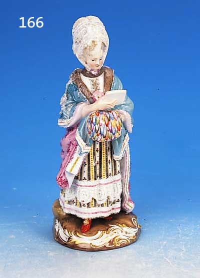 PORZELLANFIGUR, MEISSEN, UM 1870-80, 1. WAHL, EDELDAME MIT SPITZENBESETZTEM KLEID UND MUFF, BUNT BEMALT, AM SPITZENBESATZ LEICHT ...