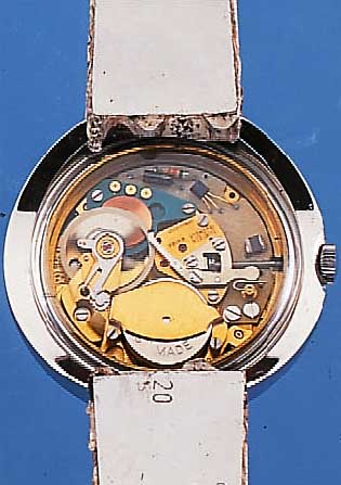 KONVOLUT: 2 HERRENARMBANDUHREN MIT ELEKTRO- MECHANISCHEM ANTRIEB, BEIDE ANALOGANZ., VER-SCH. PRINZIPIEN, BEIDE EDELST., 1X BEZ. ARISTOAUF ...