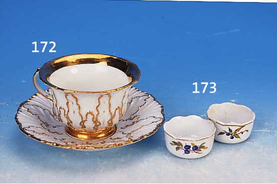 ZWEI FINGERSCHäLCHEN, MEISSEN, 40ER JAHRE, PORZELLAN, RELIEFIERTER RAND, BUNT FLORAL BEMALT, GOLDRAND, EINES STARK BESCH., H. CA. 2,5 CM