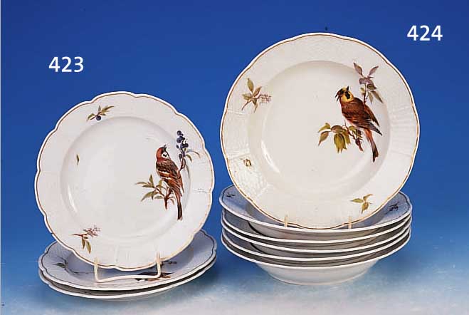 6 TIEFE TELLER, MEISSEN, 40ER JAHRE, POR- ZELLAN, RELIEFIERTER RAND, BUNT BEMALT MIT VOGELDEKOR, D. JE CA. 22,5 CM