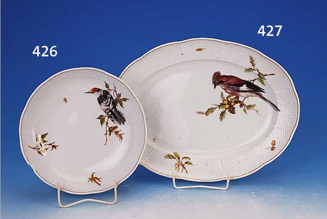 GROßE OVALE PLATTE, MEISSEN, 40ER JAHRE, PORZELLAN, RELIEFIERTER RAND, BUNT BEMALT MIT VOGELDEKOR, GOLDRAND, CA. 39 X 29 CM