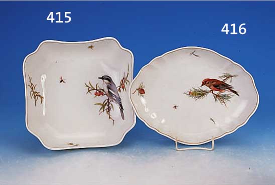 ECKIGE SCHüSSEL, MEISSEN, 40ER JAHRE, PORZELLAN, RELIEFIERTER RAND, BUNT BEMALT MIT VOGELDEKOR, GOLDRAND, CA. 22 X 22 CM