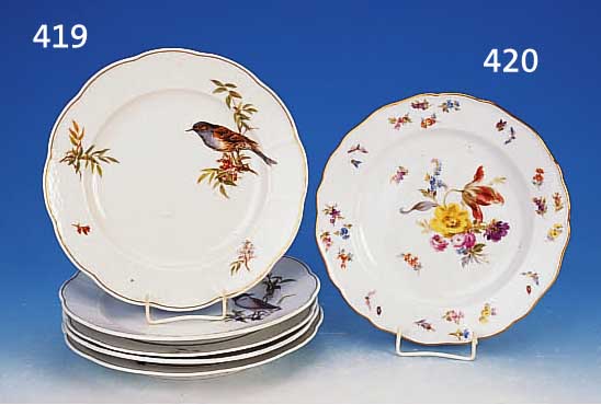 FüNF FLACHE TELLER, MEISSEN, 40ER JAHRE, PORZELLAN, RELIEFIERTER RAND, BUNT BEMALT MIT VOGELDEKOR, D. JE CA. 25,5 CM, LEICHT BEST.