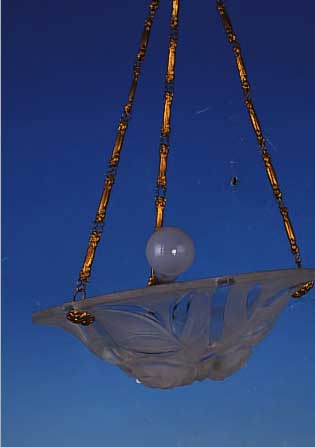 DECKENLAMPE, FRANKREICH, 30ER JAHRE, DICKWANDIGES FARBLOSES GLAS MIT TIEFEM STILI- SIERTEM ROSENRELIEF, D. CA. 37 CM, EINE BRENNSTELLE, ...