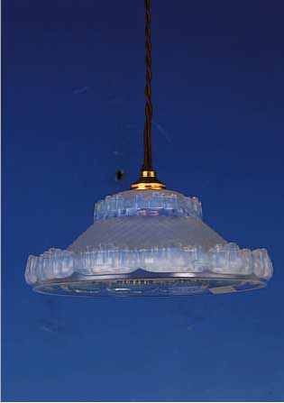 KLEINE DECKENLAMPE, FRANKREICH, SCHIRM SIGN. EZAN, FARBLOSES GLAS MIT OPALINüBERFANG, EINE BRENNSTELLE, ELEKTR. NICHT GEPRüFT, D. CA. 18 CM