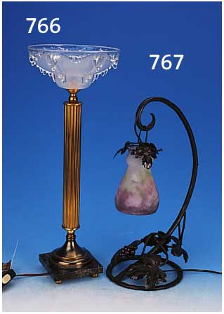 TISCHLAMPE, FRANKREICH, 20ER/30ER JAHRE, SCHIRM SIGN. MULLER FRES LUNéVILLE, PATE- DE-VERRE MIT ROSA UND GRüNEN EINPUDERUNGEN, EISENFUß ...
