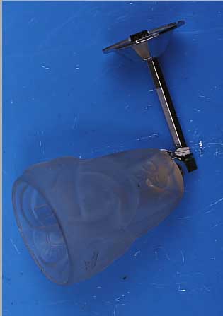 WANDLAMPE, FRANKREICH, 30ER JAHRE, MONTUR METALL VERCHROMT, SCHIRM DICKWANDIGES MATTIERTES UND RELIEFIERTES PREßGLAS, SIGN. DEGUE, ...