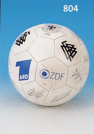 FUßBALL DER WELTMEISTERSCHAFT 1990, MIT ORIG. UNTERSCHRIFTEN DER MANNSCHAFT, LOGOS VON DFB, ARD UND ZDF, EINIGE UNTER- SCHRIFTEN ...
