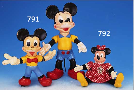 MINNIE-MOUSE-FIGUR UND MICKEY-MOUSE BROSCHE, 60ER JAHRE, FIGUR PLüSCH MIT KUNSTOFFKOPF, -HäNDEN UND -FüßEN, DAZU BROSCHE 925ER SILBER MIT ...