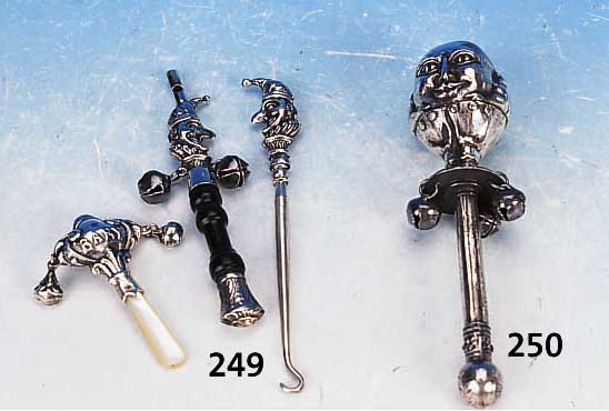 KINDER-RASSEL, ENGLAND, DATIERT 1848, METALL STARK VERSILBERT, WIDMUNGSINSCHRIFT: VICTORIA HAYES BORN 3RD JUNE 1848, MIT ...