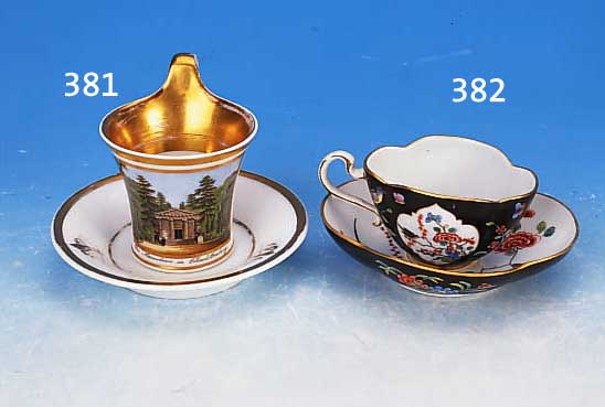 ANSICHTSTASSE MIT UNTERTASSE, KPM, BERLIN, UM 1800/20, PORZELLAN, DARSTELLUNG "DAS MAU-SOLEUM IN CHARLOTTENBURG", FEINE BUNTE BEMA- ...