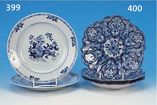 DREI TELLER, MAKKUM, WOHL 30ER JAHRE, MAJOLIKA, D.22 CM, REICH BEMALT, RüCKS. GEMARKT UND NUM. 814