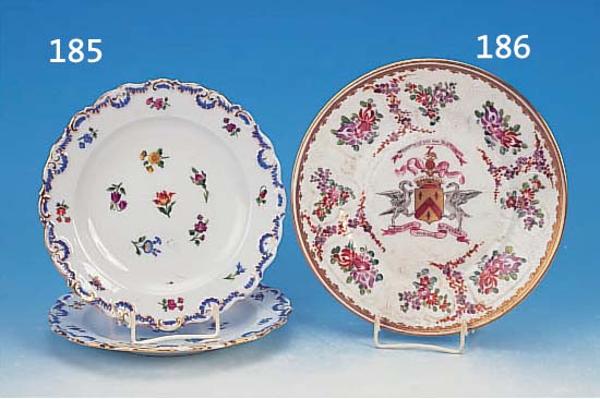 TELLER, MITTE 20. JH., PORZELLAN, WAPPENMALEREI, GOLDSTAFFAGE, D. 23.5 CM