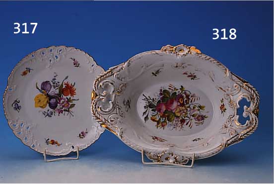 OBSTSCHALE, WOHL THüRINGEN, UM 1860, PORZELLAN, 8 X 38 X 27 CM, REICHE BLUMENBE- MALUNG, GOLDSTAFFAGE BERIEBEN, MIN. BEST.