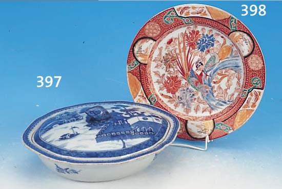DECKELSCHALE, CHINA, UM 1780/1800, PORZEL- LAN, 13 X 28 X 24 CM, DECKEL MIT LANDSCHAFTS- DEKOR, INNEN IM BODEN AUCH LANDSCHAFTSDEKOR, L. BEST., ...