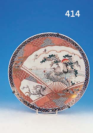 GROßER TELLER, JAPAN, IMARI, UM 1880, PORZELLAN, D. 45.5 CM, IN FäCHERFöRMIGER KARTUSCHE KRANICH UND LANDSCHAFTSDEKOR, ...