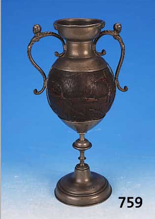 POKAL, DEUTSCH, UM 1780-1700, ZINN, KOKOSNUSS GESCHNITZT, H. 32.5 CM, UMLAUFEND GESCHNITZT, EINE SEITE JäGER MIT JAGDHUNDEN ...