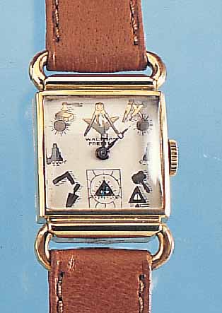 WALTHAM HERRENARMBANDUHR, REF.-NR. 7358708, USA UM 1940, GG-FILLED, GEH. M. BET., FLüGEL- FöRMIGEN BANDANST., BODEN GEDR., BLATT REST., U. ...