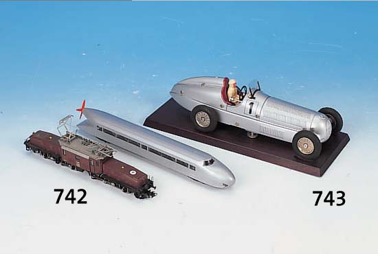 MODELL DES MERCEDES SILBERPFEIL, MUSEUMSREPLIKVON 1990, MäRKLIN, BLECH SILBERN LACKIERT, AUF HOLZBRETT MONTIERT, MIT SCHLüSSEL, L.CA. 27 CM
