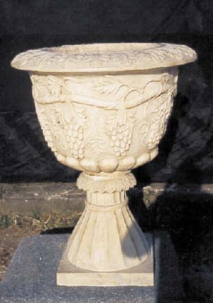 Große Fußschale, 1. Hälfte 20. Jh., Marmor, gehauen, H.100 cm, D. 81 cm, umlaufender Weintraubendekor, aufwendige ...