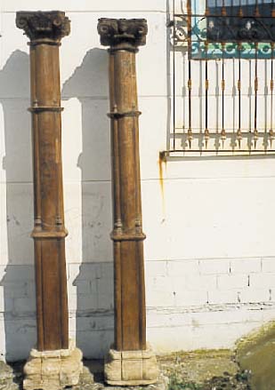 PAAR SäULEN, ENGLISCHE KOLONIE, UM 1800, SANDSTEINSOCKEL MIT TEAKHOLZ, H. 248 CM, KAPITELLE MIT KöPFEN UND BLUMEN, VERZIERT, ...
