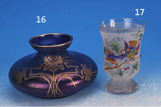 VASE, ÖSTERREICH, LöTZ, UM 1902-04, BLAUES GLAS MIT FLORALEM ZISELIERTEM SILBER- OVERLAY, LüSTRIERT, H. CA. 9 CM