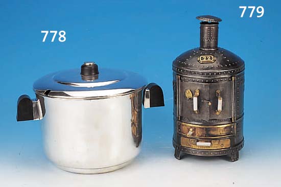 MODELL EINES KANONENOFENS, KRUPP, UM 1910, NACH EINEM MODELL ADLER VON 1853, EISENBLECH MIT MESSINGAPPLIKEN, H. CA. 36 CM