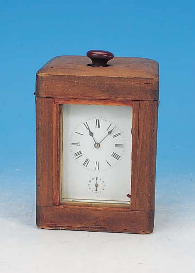 REISEWECKER MIT ETUI UND ABRUF, FRANKREICH, UM1890/1900, ORIGINALETUI (TRAGEBüGEL U. PA- PIERMUSTER FEHLT), MESSING, ALLSEITIG FACET. VERGLAST ...