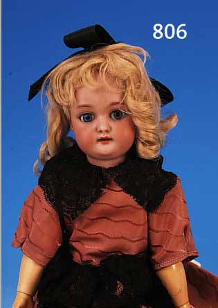 PORZELLANKOPFPUPPE, SIMON & HALBIG NR. 1079, BLAUE SCHLAFAUGEN, OFFENER MUND MIT VIER ZäHNEN OBEN, BLONDE MOHAIRPERüCKE, MISCH- ...