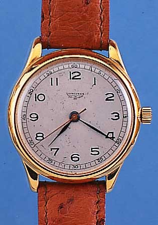 LONGINES HERRENARMBANDUHR, SCHWEIZ UM 1945, NEUTR. METALLGEH. HART VERG., EDELST.-BODEN U.GLASR. GEDR., VERS. BLATT FL., RUNDANKERW., KAL. 12,68N, ...