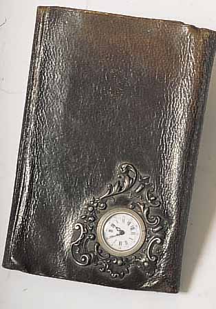 BRIEFTASCHE LEDER M. EINGEL. UHR., SCHMUCK- GEPR. LüNETTE, EMAILBL. AUßEN ROT 5-60, LEDER-BEZOG., ALTERSB. BERIEB., SCHLüSSELAUFZ., SCHWEIZ. ...