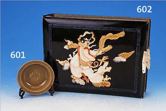 KLEINE SCHALE, CHINA, UM 1280, SPäTE SONG- DYNASTIE, STEINGUT, MITTIG FISCHDEKOR, D. CA. 12,5 CM, GRüN GLASIERT