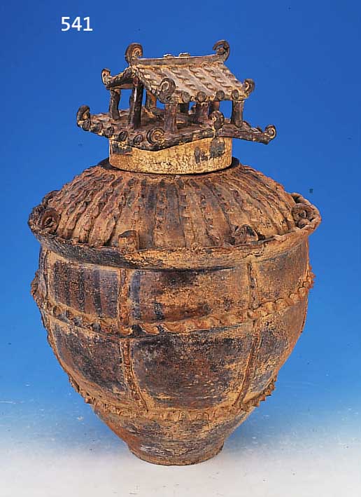 GROßES DECKELGEFäß, CHINA, HAN-DYNASTIE, UM 100 N. CHR., GEBRANNTER TON MIT AUFGELEGTEN WELLENBäNDERN, DECKEL IN FORM EINER PAGODE, H. CA. ...