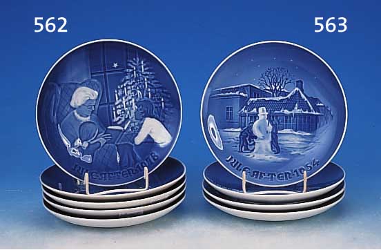4 WEIHNACHTSTELLER, BING & GRONDAHL, 1952 BIS 1955, PORZELLAN, BLAUMALEREI UNTER DER GLASUR, D. JE CA. 18 CM