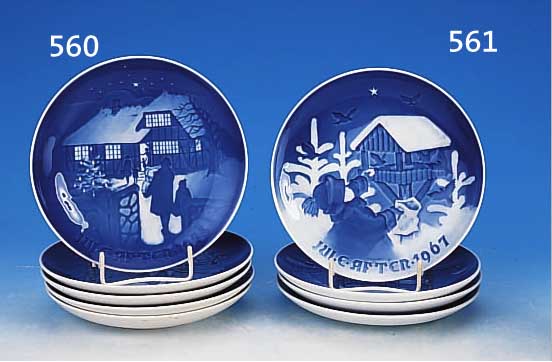 4 WEIHNACHTSTELLER, BING & GRONDAHL, 1964 BIS 1967, PORZELLAN, BLAUMALEREI UNTER DER GLASUR, D. JE CA. 18 CM