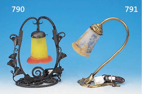 TISCHLAMPE, FRANKREICH, 20ER JAHRE, SCHIRM, PATE-DE-VERRE MIT BLAUEN UND ORANGE- ROTEN EINPUDERUNGEN, MESSINGGUßFUß, ELEKTR. NICHT ...